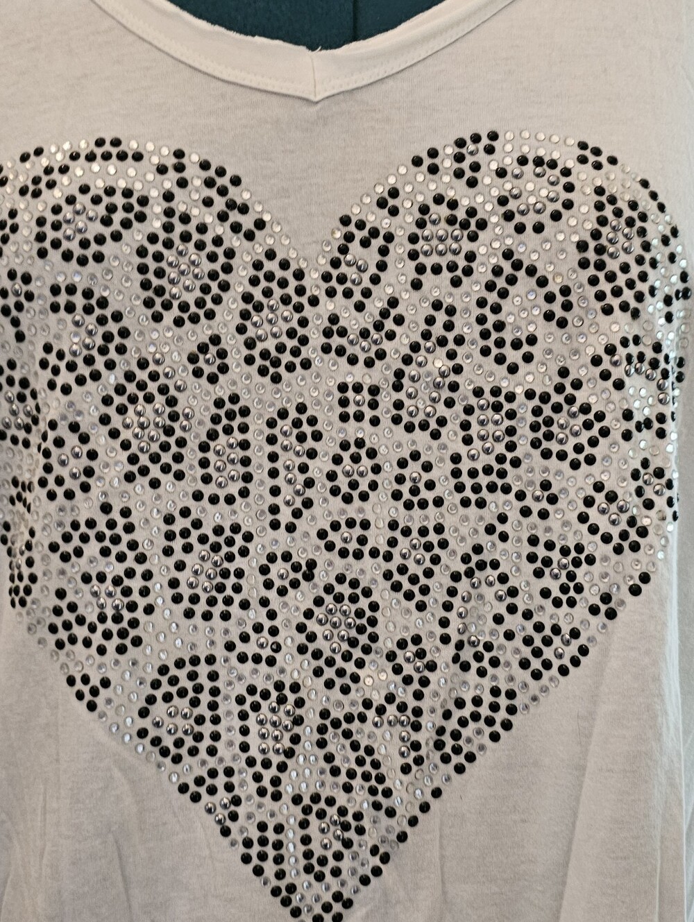 Seven7 NWT White V-Neck Tee with Embellished Leopard Print Heart - Size 18/20 - Picture 4 of 5